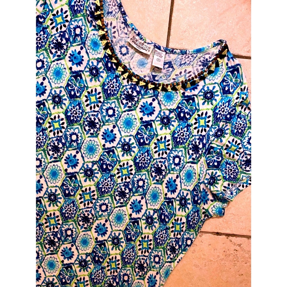 New Direction Woman 3X Blue Green Geometric Mosaic Embellished Sharkbite Tunic - Picture 2 of 8
